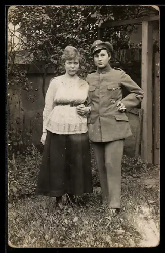 Foto-AK Frau in Uniform mit Eisernem Kreuz