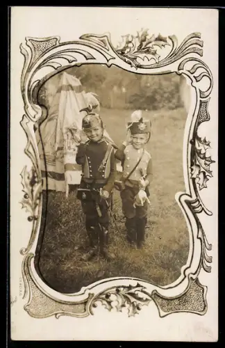 Foto-AK Knaben in Uniform, Kinder Kriegspropaganda
