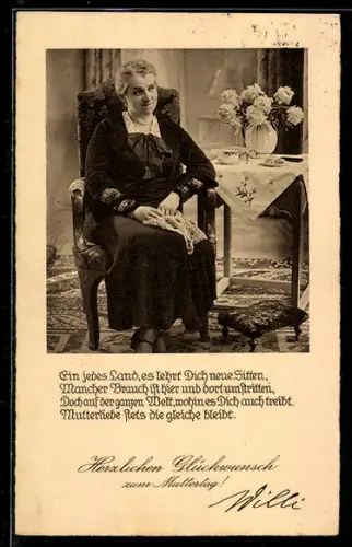 AK Ältere Dame auf einem Stuhl, Muttertagsgruss