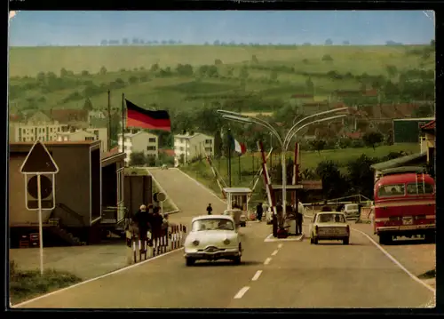 AK Schweigen /Pfalz, Deutsch-französischer Grenzübergang mit Kontrollstation und Flaggen