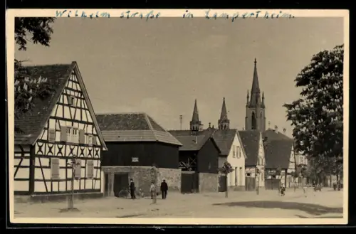AK Lampertheim, Wilhelmstrasse mit Passanten