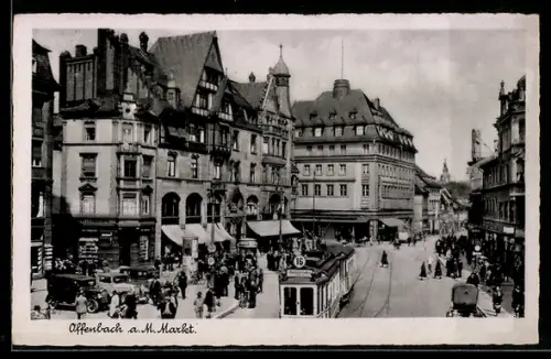 AK Offenbach, Strassenbahn apssiert die Geschäfte am Markt