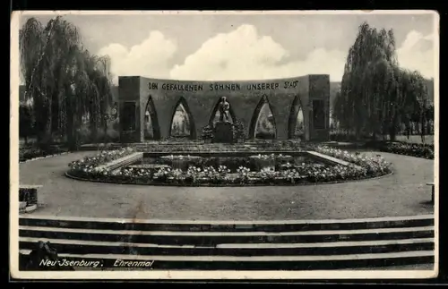 AK Neu-Isenburg, Blick auf das Ehrendenkmal, Den gefallenen Söhnen unserer Stadt