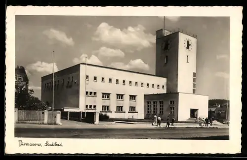 AK Pirmasens, Stadtbad mit Passanten