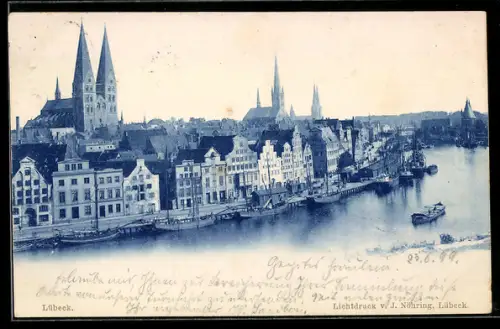 AK Lübeck, Altstadtpanorama mit St. Marienkirche und Traveufer