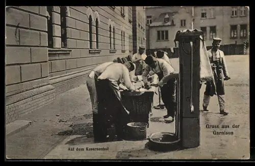 AK Soldaten bei der Wäsche auf dem Kasernenhof