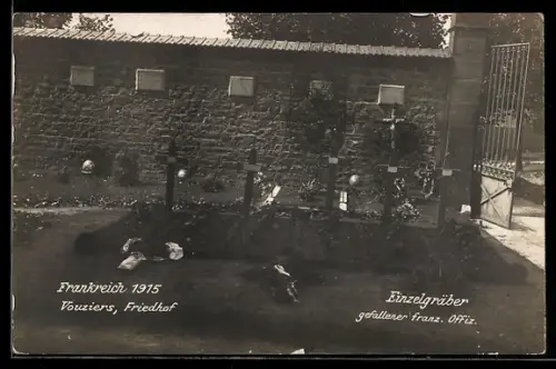 Foto-AK Vouziers, Friedhof, Einzelgräber gefallener französischer Offiziere 1915