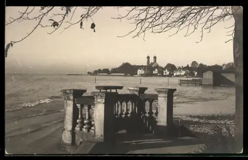 AK Friedrichshafen, Uferpromenade mit Blick auf die Stadt und die Kirche