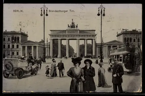 AK Berlin, Brandenburger Tor, Fotocollage mit Menschen, Auto und Bus