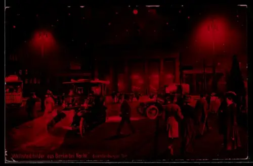 AK Berlin, Brandenburger Tor bei Nacht, Fotocollage mit Menschen und Autos