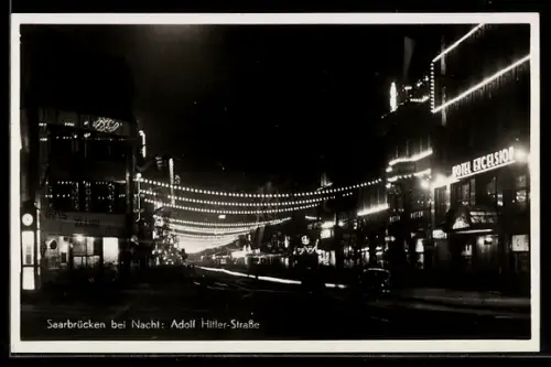 Foto-AK Saarbrücken, Strasse bei Nacht, Hotel Excelsior, Strassenbeleuchtung