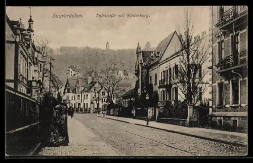 AK Saarbrücken, Talstrasse mit Wohngebäuden vor dem Winterberg