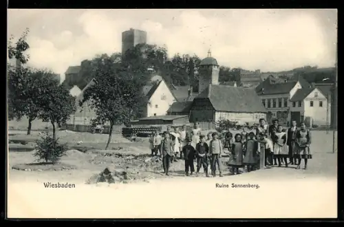 AK Wiesbaden, Gruppe von Kindern mit Ruine Sonnenberg im Hintergrund