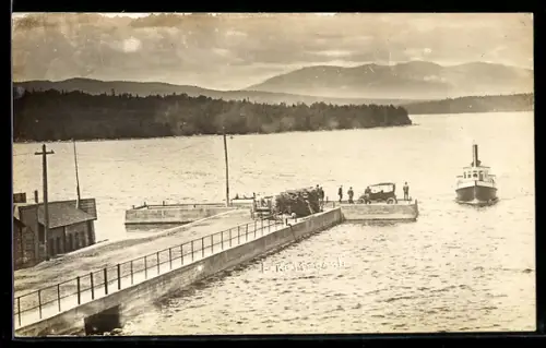 AK Lake Megantic, Pier mit Fähre, Auto und wartenden Personen