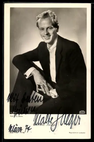AK Schauspieler Malte Jaeger mit angezogenen Bein in die Kamera lächelnd, Autograph