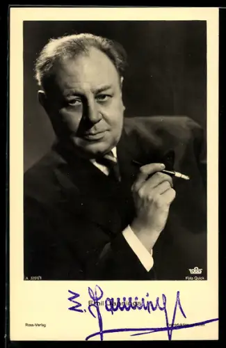 AK Schauspieler Emil Jannings mit Zigarette ernst blickend, Autograph