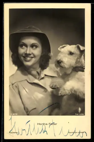 AK Schauspielerin Hertha Feiler mit niedlichem Schnauzer, Autograph