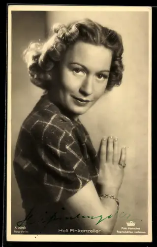 AK Schauspielerin Heli Finkenzeller charmant in karierter Bluse, Autograph
