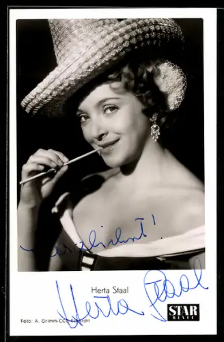 AK Schauspielerin Herta Staal mit Hut, Autograph