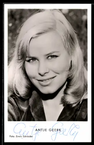 AK Schauspielerin Antje Geerk mit offenem Haar, Autograph