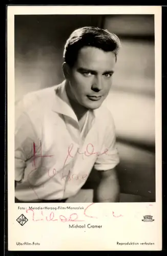 AK Schauspieler Michael Cramer lässig im Hemd, Autograph