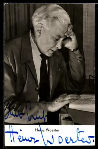 AK Schauspieler Heinz Woester liest konzentriert ein Buch, Autograph