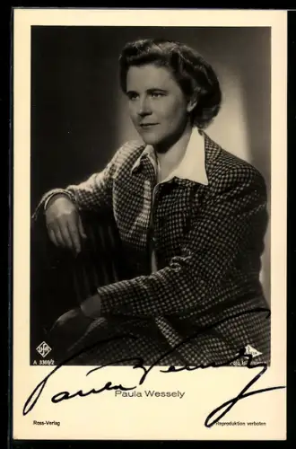 AK Schauspielerin Paula Wessely im karierten Zweiteiler, Autograph