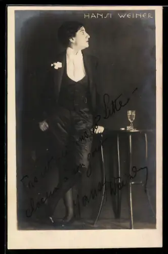AK Schauspieler Hansi Weiner in Abendgarderobe neben einem Tisch, Autograph