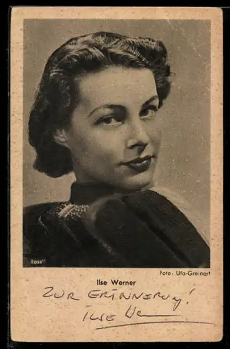 AK Schauspielerin Ilse Werner über Stuhllehne schauend, Autograph