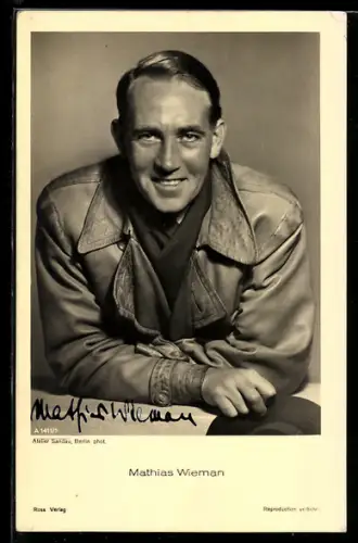 AK Schauspieler Mathias Wieman lächelnd in Lederjacke posierend, Autograph