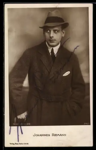 AK Schauspieler Johannes Riemann im Kostüm einer Filmrolle, Autograph