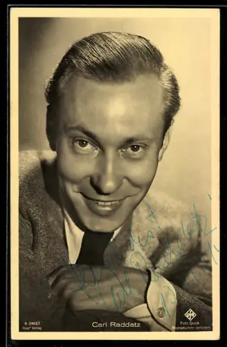 AK Schauspieler Carl Raddatz im Anzug in die Kamera lächelnd, Autograph
