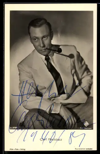 AK Schauspieler Carl Raddatz mit Pfeife im Mund porträtiert, Autograph