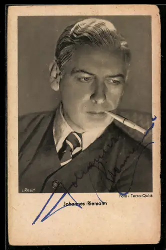 AK Schauspieler Johannes Riemann mit Zigarette, Autograph