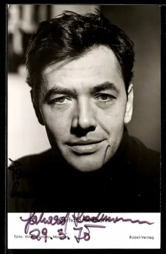 AK Schauspieler Gerhard Riedmann im Rollkragenpullover, Autograph