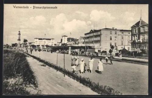 AK Warnemünde, Bismarckpromenade, Im Hintergrund Leuchtturm