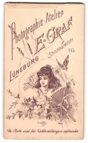 Fotografie E. Graf, Lüneburg, Stintmarktstr. 16, Porträt einer Dame auf einem Fächer umgeben von Blumen