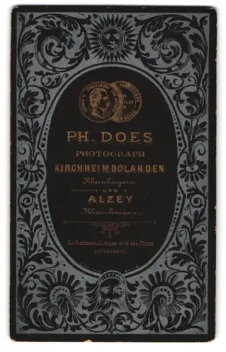 Fotografie Ph. Does, Kirchheimbolanden, Münze mit Porträt Grossherz. v. Hessen, Dunkle florale Muster