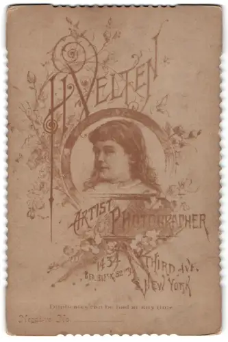 Fotografie H. Velten, New York, Third Avenue 1434, Porträt einer jungen Frau in rundem Rahmen umgeben von Blüten
