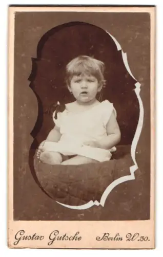 Fotografie Gustav Gutsche, Berlin, Porträt eines kleinen Kindes in dezentem Passepartout