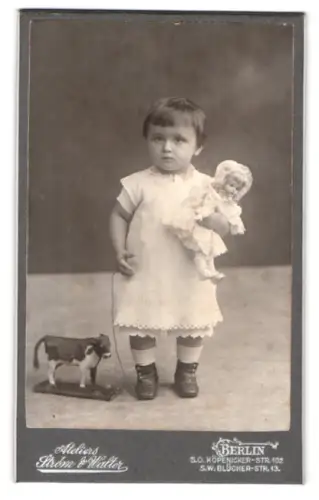 Fotografie Atelier Strom & Walter, Berlin, Köpenicker-Str. 102, Hertha Rühmkorf als Kind mit Puppe und Spielzeugkuh