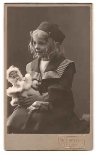 Fotografie W. Zirkler, Clausthal i. H., Mädchen in Matrosenkleid mit Puppe