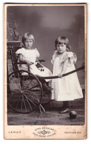 Fotografie Otto Geiseler, Lemgo, Oster-Thor Strasse, Kinder in weissen Kleidern mit Wagen und Puppe