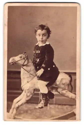 Fotografie M. Pössenbacher`s Atelier, München, Amalienstrasse 6, Franz Wilhelm Henle auf Schaukelpferd sitzend