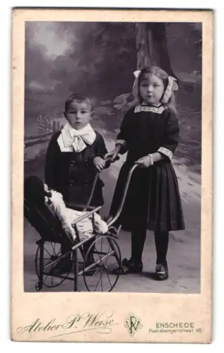 Fotografie Atelier P. Weise, Enschede, Haaksbergerstraat 46, Zwei Kinder mit Puppenwagen