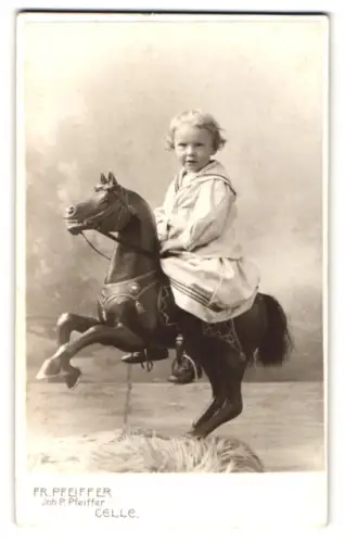 Fotografie Fr. Pfeiffer, Celle, Westcellertorstr. 15, Adolf Grotkass auf Spielzeugpferd
