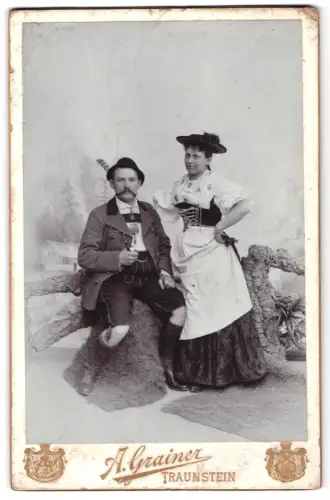 Fotografie A. Grainer, Traunstein, Stadtplatz, Paar in deutscher Tracht im Atelier