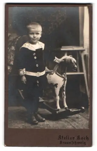 Fotografie Atelier Koch, Braunschweig, Bohlweg 20, Kind mit Schaukelpferd im Atelier