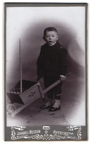 Fotografie Johannes Messow, Havelberg, Stehender Junge mit Holzschubkarre