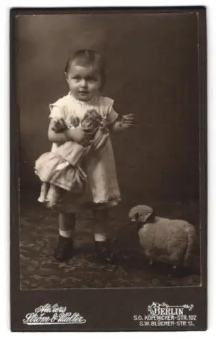 Fotografie Strom & Walter, Berlin, Köpenicker Strasse 102, Vera Rühmkorf mit Puppe und Spielzeugschaf 1908